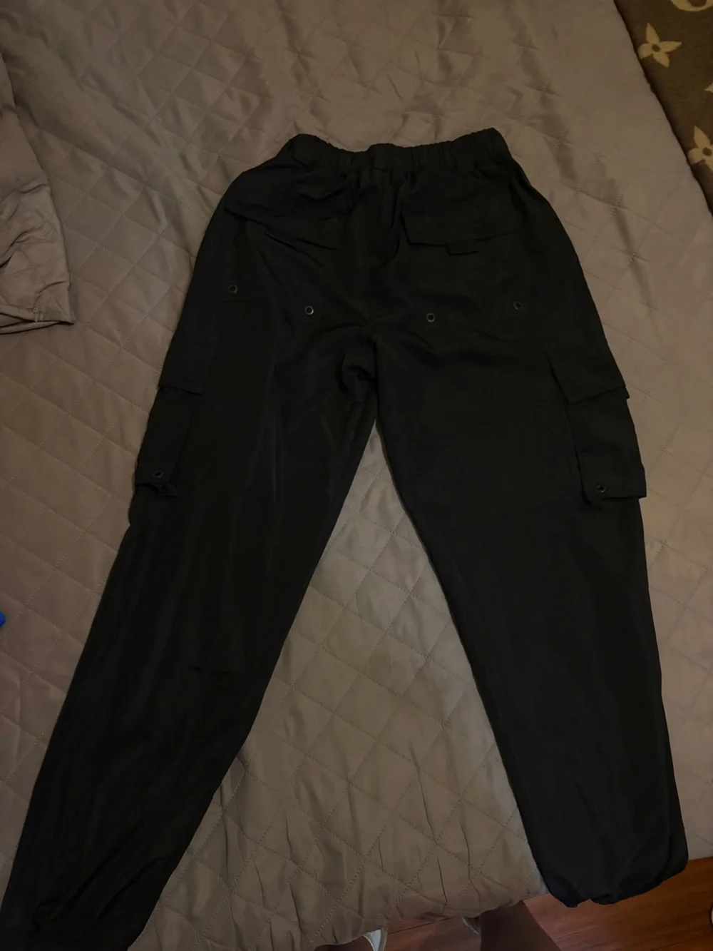 ALO Yoga women’s Black Cargo Pants with Elastic Cuffs